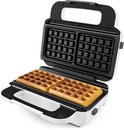 Tefal contactgrill met twee gouden wafels, open met zwart grilloppervlak.