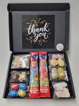 Kids Paas Snoeperij Pakket - Brievenbus box met verschillende chocolade en snoeplekkernijen en vrolijke Paasstickers - Mystery Card 'Thank You' met persoonlijke online (video) bood