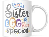 Paas Mok MySisterIsEggstraSpecial | Paas cadeau | Pasen | Paasdecoratie | Pasen Decoratie | Grappige Cadeaus | Koffiemok | Koffiebeker | Theemok | Theebeker