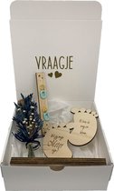 Geschenkbox Wil jij mijn METER zijn? | blauw | voetjes | droogbloemen | oorbellen | schakels | meter vragen | meter worden | peettante vragen | peettante worden | cadeau | doosje m