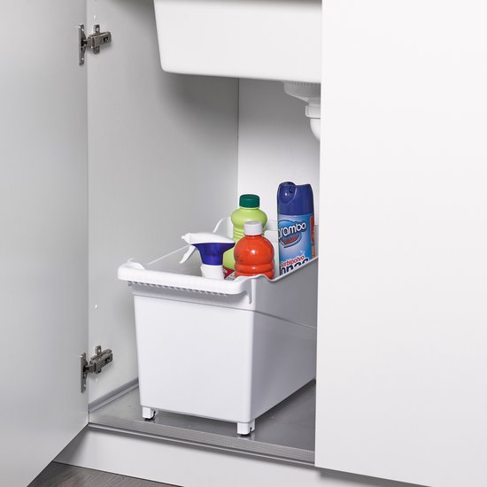 Bacs de rangement blancs avec des produits de nettoyage, dans une armoire ouverte sous un évier.