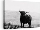 Artaza - Canvas Schilderij - Schotse Hooglander Koe in het Heuvel Landschap - Zwart Wit - 60x40 - Foto Op Canvas - Canvas Print