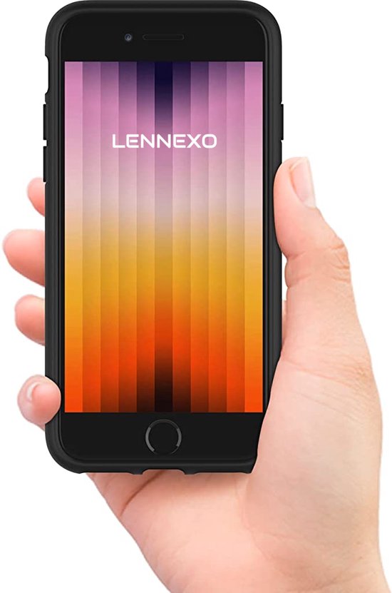 Hand die een zwart telefoonhoesje met iPhone SE vasthoudt, met 'LENNEXO' op het scherm.