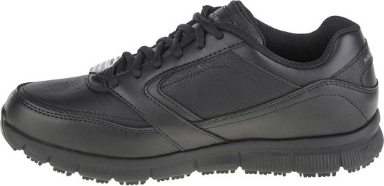 Zwarte Skechers veterschoen, zijaanzicht, met S-logo en slipbestendige zool.