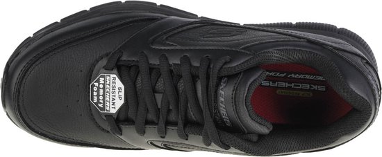 Bovenkant van een zwarte Skechers veterschoen met veters, S-logo en rode binnenzool met "MEMORY FOAM" en "SLIP RESISTANT".