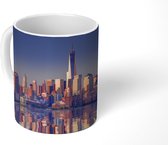 Mok - Weerspiegeling van de het stadslandschap en het World Trade Center in een Rivier - 350 ML - Beker - Uitdeelcadeautjes
