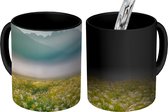 Magische Mok - Foto op Warmte Mok - Bloemen - Bergen - Mist - 350 ML - Uitdeelcadeautjes