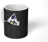 Mok - Martini glas dat bij de stam breekt op een zwarte achtergrond - 350 ML - Beker - Uitdeelcadeautjes