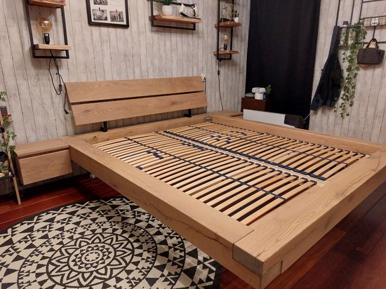Zwevend eiken bed - Houten bed - 200 x 200 - itwee persoons bed - nachtkastje met lade en hoofdbord