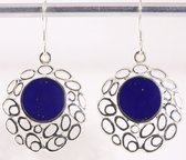 Grote opengewerkte zilveren oorbellen met lapis lazuli