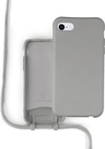 Coverzs Silicone case met koord - Telefoonhoesje met koord - Backcover hoesje met koord - touwtje - geschikt voor Apple iPhone SE 2022 - grijs