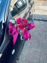 AUTODECO.NL - MIA FUCHSIA Trouwauto Versiering Donker Rode Rozen met Linten - Bloemen op de Auto Bruiloft - Buitenspiegels Decoratie - Trouwerij/ Huwelijk/Bruiloft Decoratie/ Versiering Spiegel Auto/ Autoversiering voor Volgauto's