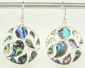 Ronde opengewerkte zilveren oorbellen met abalone schelp
