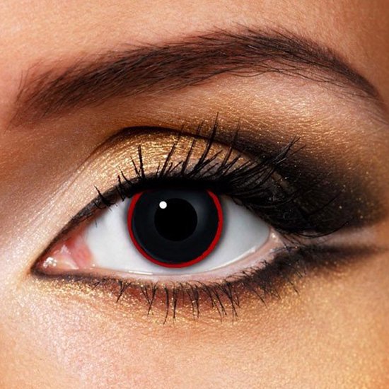 Een close-up van een oog met een zwarte kleurlens met rode ring. Gouden oogschaduw en wimpers.