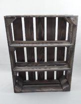 Een bijzonder mooie gekalkte houten kist in grijswit. De vaste tussenschotten in deze kist creëren meer mogelijkheden om deze fruitkist te gebruiken. Afmeting: 50cm x 40cm x 15cm.