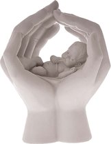 Baby in twee handen wit groot beeld cadeau voor babyshower, geboorte of voor nieuwe ouders