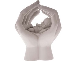 Baby in twee handen wit groot beeld cadeau voor babyshower, geboorte of voor nieuwe ouders