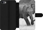 Bookcase Geschikt voor iPhone 7 telefoonhoesje - Olifant - Baby - Dieren - Pad - Zwart wit - Met vakjes - Wallet case met magneetsluiting