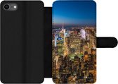 Bookcase Geschikt voor iPhone 7 telefoonhoesje - New York - Kleuren - Nacht - Met vakjes - Wallet case met magneetsluiting