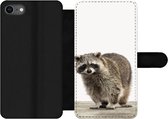 Bookcase Geschikt voor iPhone 8 telefoonhoesje - Wasbeer - Dieren - witte achtergrond -Jongens - Meisjes - Kinderen - Met vakjes - Wallet case met magneetsluiting