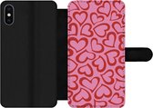 Bookcase Geschikt voor iPhone X telefoonhoesje - Een illustratie van behang met rode hartjes - Met vakjes - Wallet case met magneetsluiting