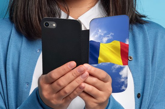Telefoonhoesje Geschikt voor iPhone 8 telefoonhoesje - De vlag van Roemenië wappert in de lucht - Met vakjes - Wallet case met magneetsluiting