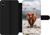 Bookcase Geschikt voor iPhone XS telefoonhoesje - Schotse Hooglander - Sneeuw - Berg - Met vakjes - Wallet case met magneetsluiting