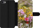 Bookcase pour téléphone iPhone SE 2020 Bookcase - Fleurs - Arrosoir - Couleur - Avec poches - Étui portefeuille avec fermeture magnétique