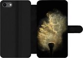 Bookcase Geschikt voor iPhone SE 2020 telefoonhoesje - Goud poeder op een zwarte achtergrond - Met vakjes - Wallet case met magneetsluiting
