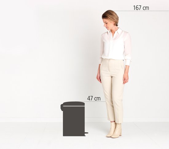 Vrouwen van 167 cm lang naast Brabantia NewIcon prullenbak van 47 cm hoog.