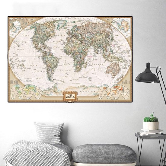 Gedetailleerde wereldkaart in vintage stijl, landkleuren, omringende inzetkaarten, gouden rand, naast een staande lamp.