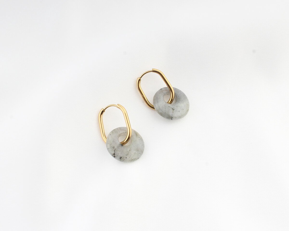 Rosella Earring grijs groen- Oorbellen- Gold plated- Stainless steel- Natuursteen labradoriet- Dames- Trendy- Luxe edelsteen- Handgemaakt- Stoer- Zeer goed tegen zoetwater