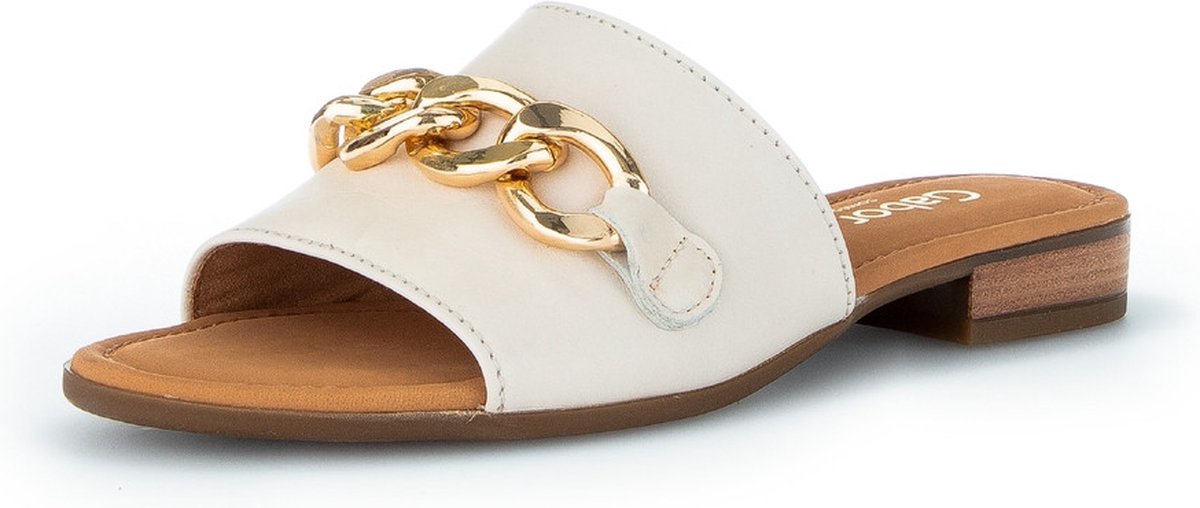 GABOR artikel/model 82.791.60 softcalf neve (LDS/gold) zijn crme ivoorkleurige  leder damesschoenen peep-toe muiltjes of platte slippers uit de lente/zomer collectie 2022 van het Duitse schoenenmerk GABOR. Deze stijlvolle muiltjes zijn uitgevoerd in een soepel glad crme kleurige leder met een dikke goud look ketting over de wreef als decoratief element en zijn uit de Gabor Comfort lijn met G-wijdte breedte en extra ruimte aan de voorvoet en wreef. Staat op een antislip rubber loopzool met lage hakhoogte van 1 cm. - 0