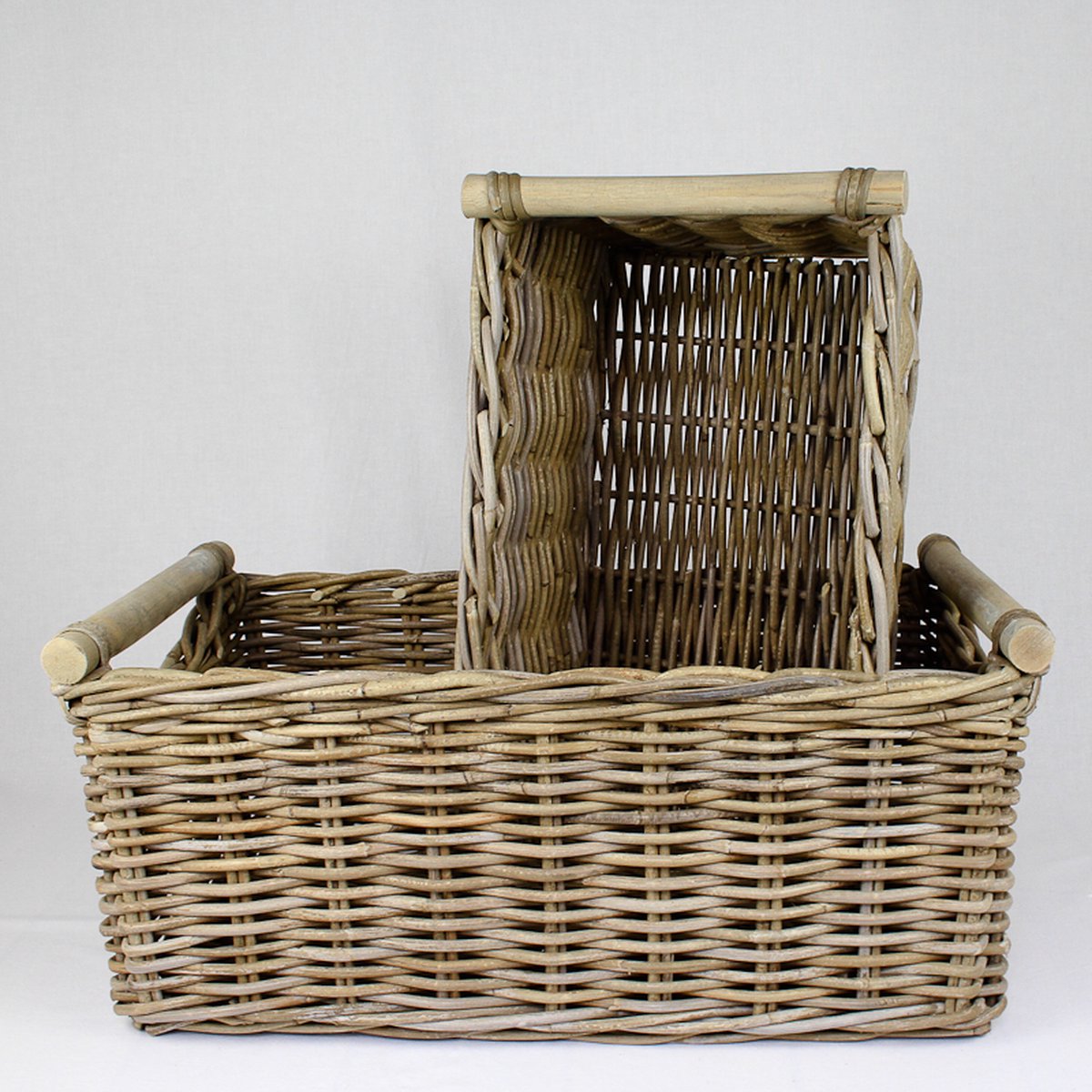 Bol.com Migo Styling - Fietsmand - Opbergmand - Lectuurmand - 63x35xH27 - Houten handgreep - Riet - Rotan - Tyraps aanbieding