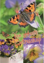 Van harte beterschap! Een kleurrijke wenskaart met mooie bloemen en een prachtige vlinder. Wens iemand beterschap door deze kaart te versturen! Een dubbele wenskaart inclusief envelop en in folie verpakt.
