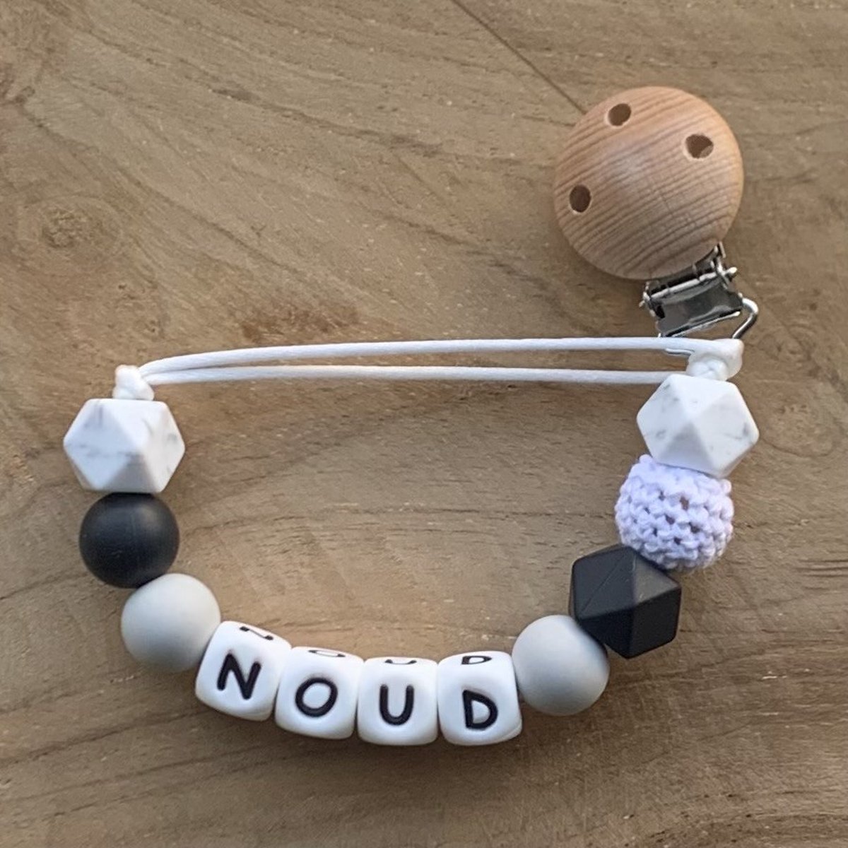Goedkoopste Speenkoord met naam | Gepersonaliseerd | Grijs | Kraamcadeau | Baby | Speenclip | Speenketting | Bebbes
