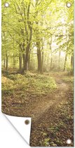 Tuinposter Bos - Pad - Zonsopgang - 40x80 cm - Wanddecoratie Buiten - Tuinposter - Tuindoek - Schuttingposter - Tuinschilderij