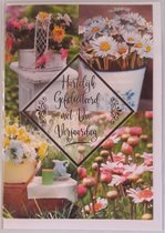 Hartelijk gefeliciteerd met uw verjaardag! Een kleurrijke kaart met mooie bloemen om in de tuin te zetten! Leuk om zo te geven of om bij een cadeau te voegen. Een dubbele wenskaart inclusief envelop en in folie verpakt.