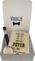 Geschenkbox Wil jij mijn PETER zijn? | okergeel-grijs | gsm-houder | sigaar | sleutelhanger | peter vragen | meter worden | peetoom vragen | peetoom worden | cadeau | doosje met ee