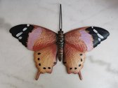 Grote metalen vlinder met ophanglus voor in de tuin, terras of balkon met de hand beschilderd in oker tinten met lila en zwarte vleugelpunten