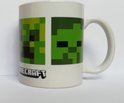 Witte mok met pixelachtige afbeelding van een zombiegezicht en Minecraft logo.
