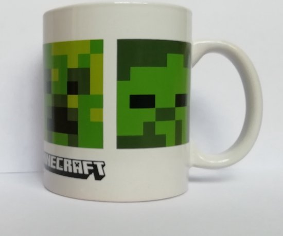 Witte mok met pixelachtige afbeelding van een zombiegezicht en Minecraft logo.