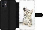 Bookcase Geschikt voor iPhone 12 telefoonhoesje - Kitten - Poot - Wit - Meisjes - Kinderen - Jongens - Kind - Met vakjes - Wallet case met magneetsluiting