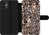Bookcase Geschikt voor iPhone 12 Pro telefoonhoesje - Panterprint - Zwart - Vlekken - Met vakjes - Wallet case met magneetsluiting