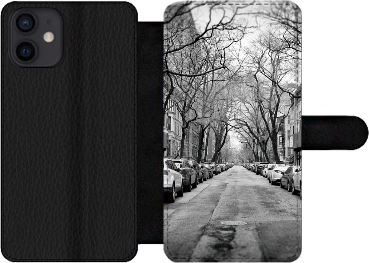 Telefoonhoesje Geschikt voor iPhone 12 telefoonhoesje - Geparkeerde auto's in New York - zwart-wit - Met vakjes - Wallet case met magneetsluiting