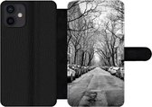 Bookcase Geschikt voor iPhone 12 telefoonhoesje - Geparkeerde auto's in New York - zwart-wit - Met vakjes - Wallet case met magneetsluiting