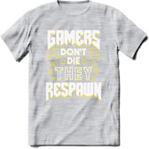 Gamers don't die T-shirt | Geel | Gaming kleding | Grappig game verjaardag cadeau shirt Heren – Dames – Unisex | - Licht Grijs - Gemaleerd - XL