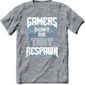 Gamers don't die T-shirt | Blauw | Gaming kleding | Grappig game verjaardag cadeau shirt Heren – Dames – Unisex | - Donker Grijs - Gemaleerd - L