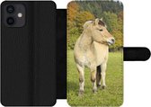 Bookcase Geschikt voor iPhone 12 Mini telefoonhoesje - Fjord paard in een herfstlandschap - Met vakjes - Wallet case met magneetsluiting