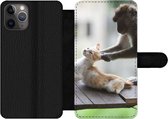Bookcase Geschikt voor iPhone 11 Pro Max telefoonhoesje - Kat - Aap - Hout - Met vakjes - Wallet case met magneetsluiting